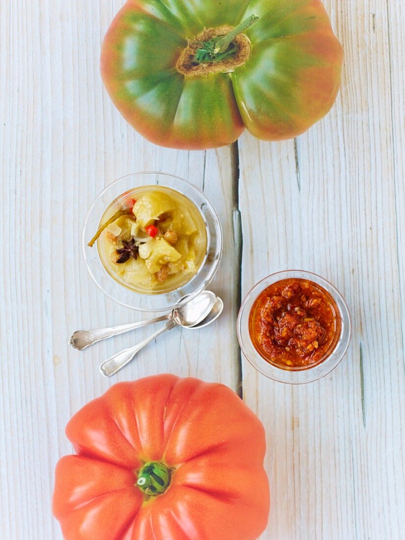 Chutney von grünen Tomaten und Tomatenpesto von roten Tomaten