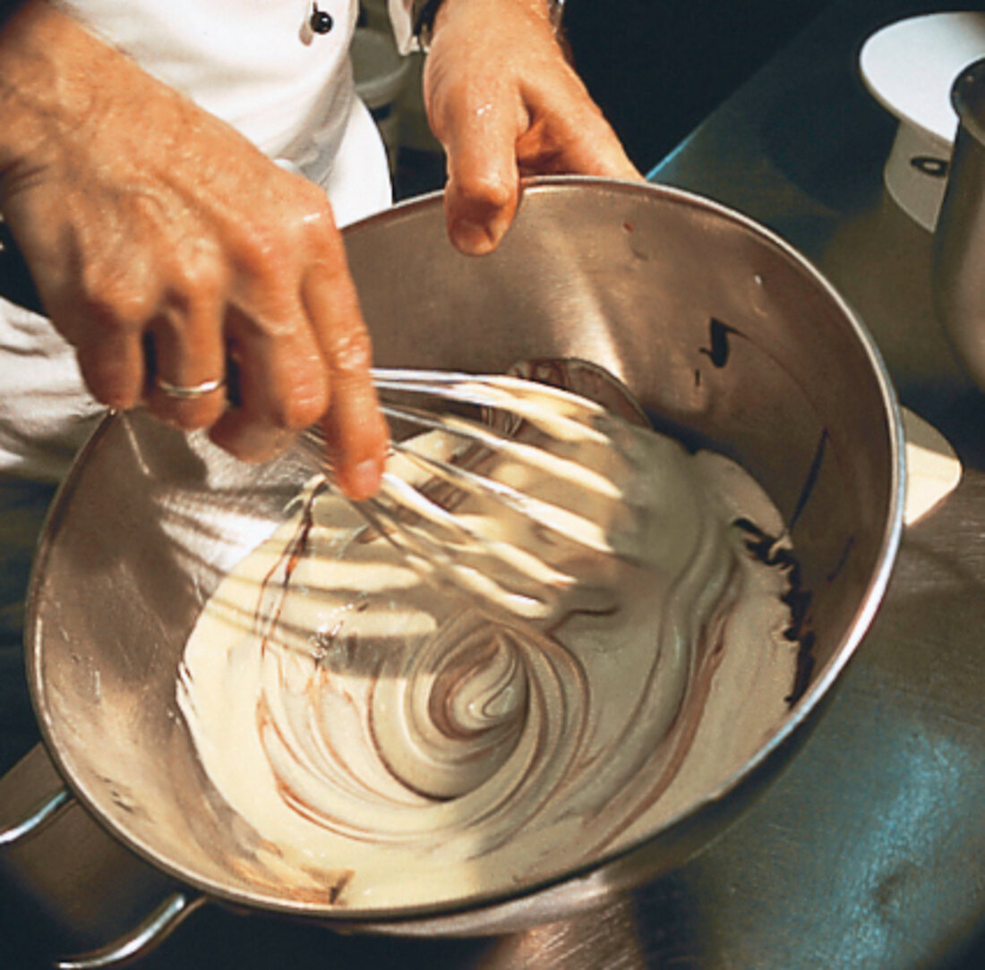 Buch der Schokolade, Mousse Step 2: Kuvertüre mit Sahne schlagen