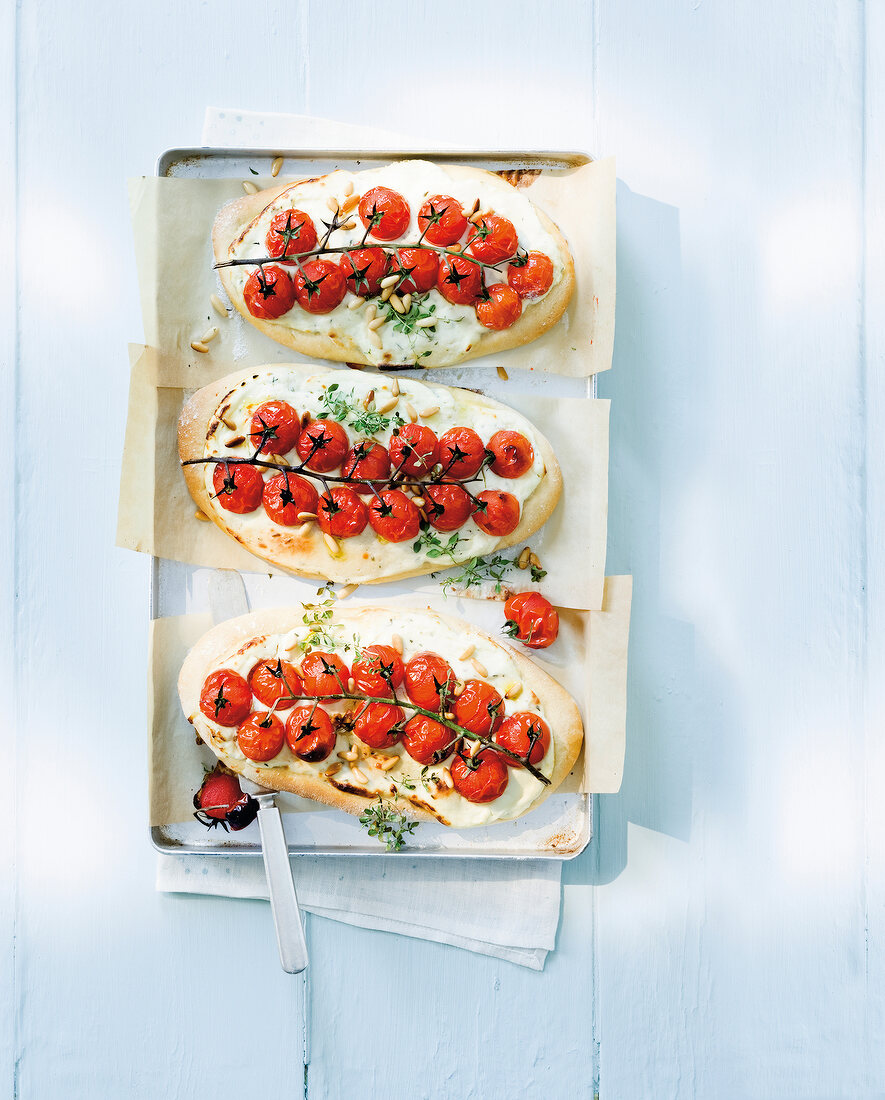 Tomaten - Pizzette mit Ziegenkäse - creme auf Hefeteig