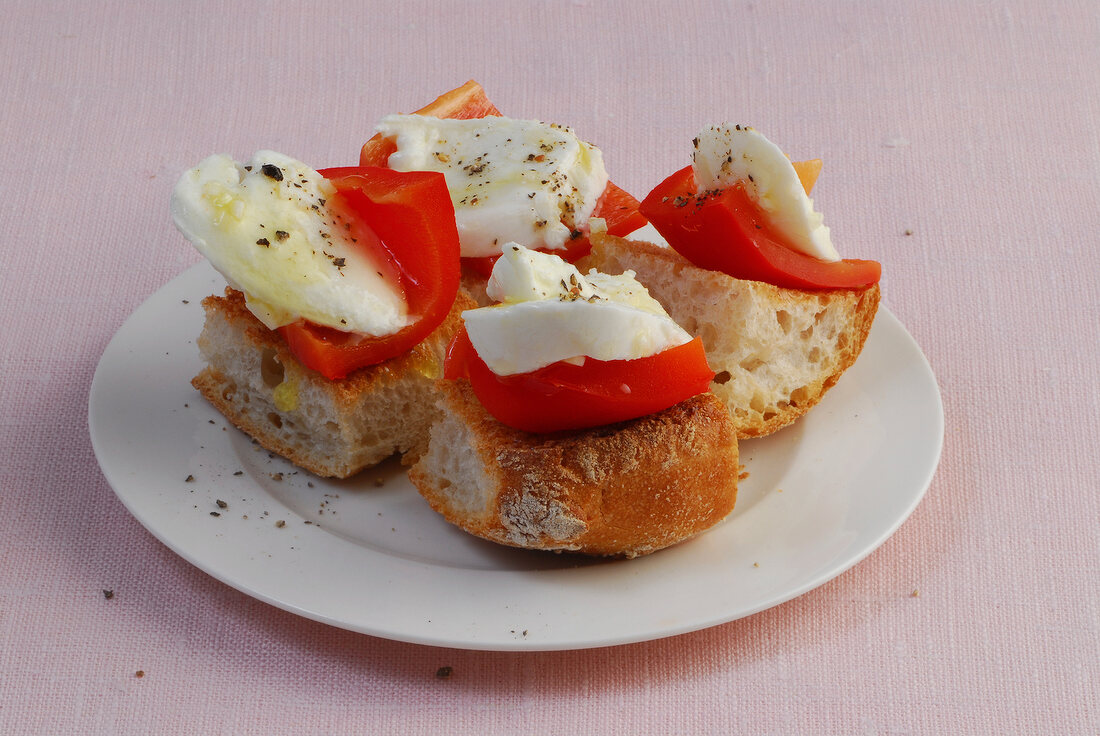 Vorspeisen & Nachspeisen, Fladenbrot mit Paprika u. Mozzarella