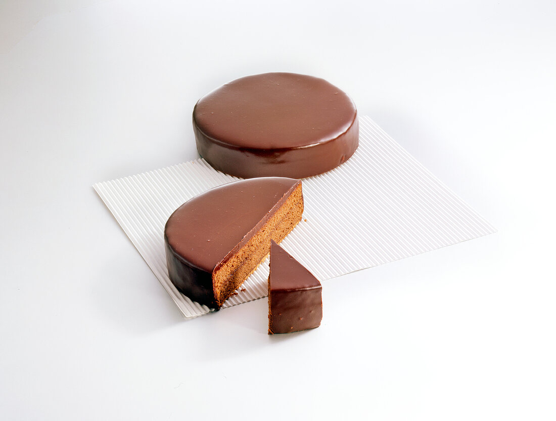 Buch der Schokolade, Sacher- torte: ganz, halbiert und Stück