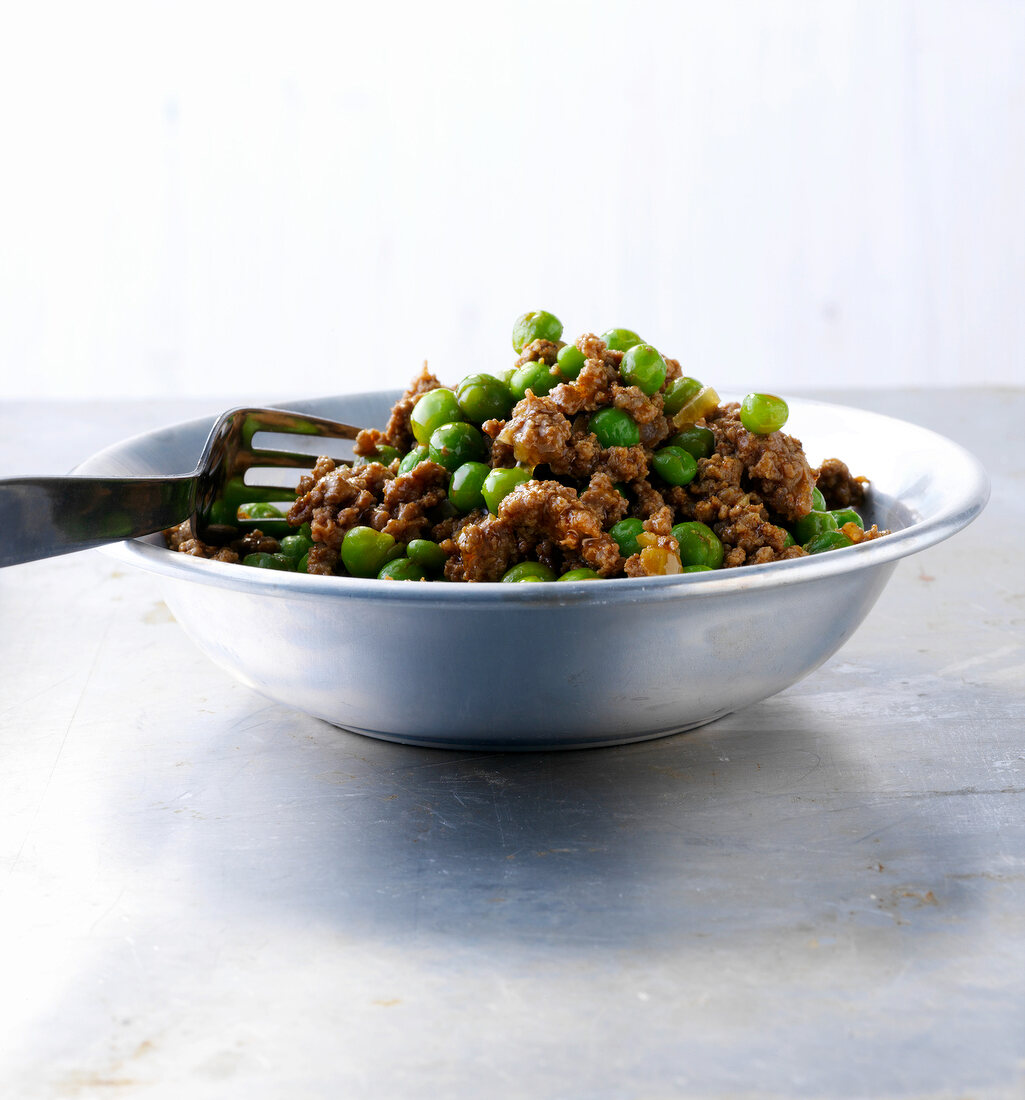 Lamb mince with peas, onions and turmeric in bowl, India