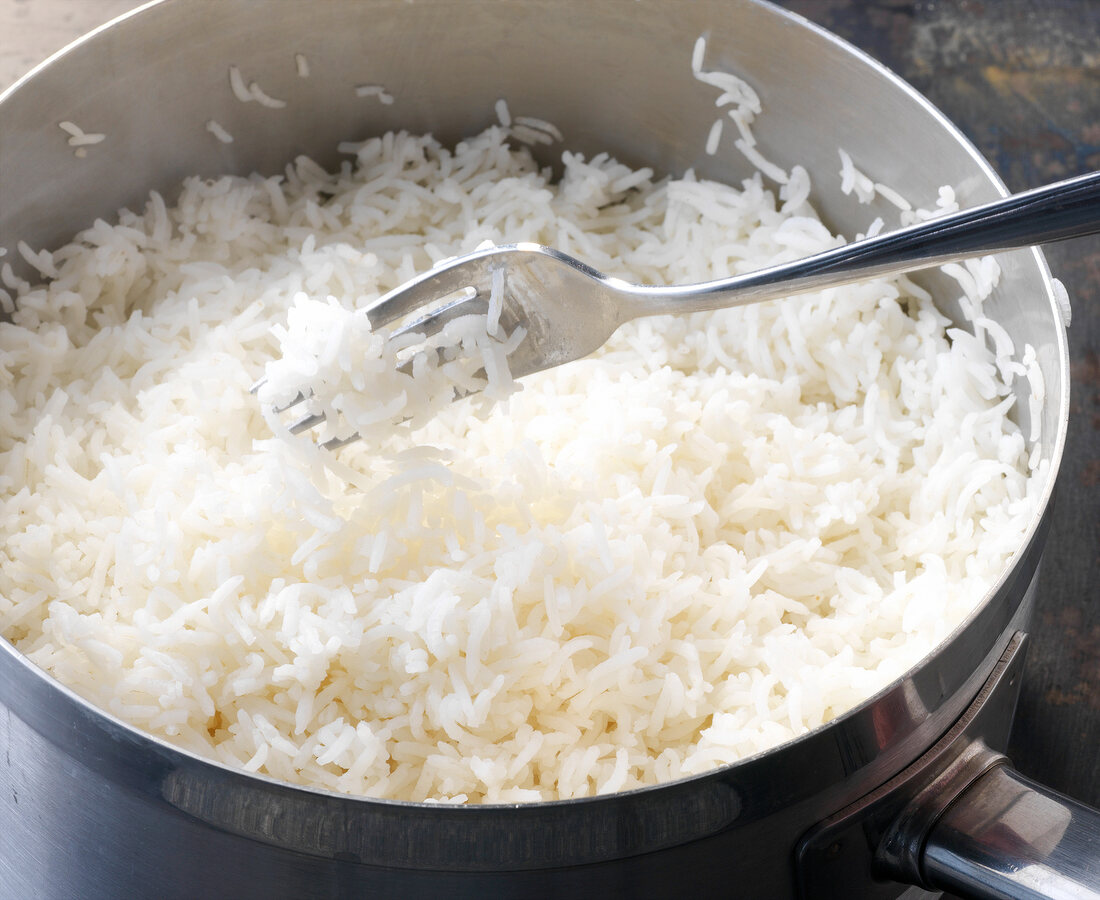 Wok, Reis kochen: Basmati-Reis mit Gabel im Topf auflockern, Step 3