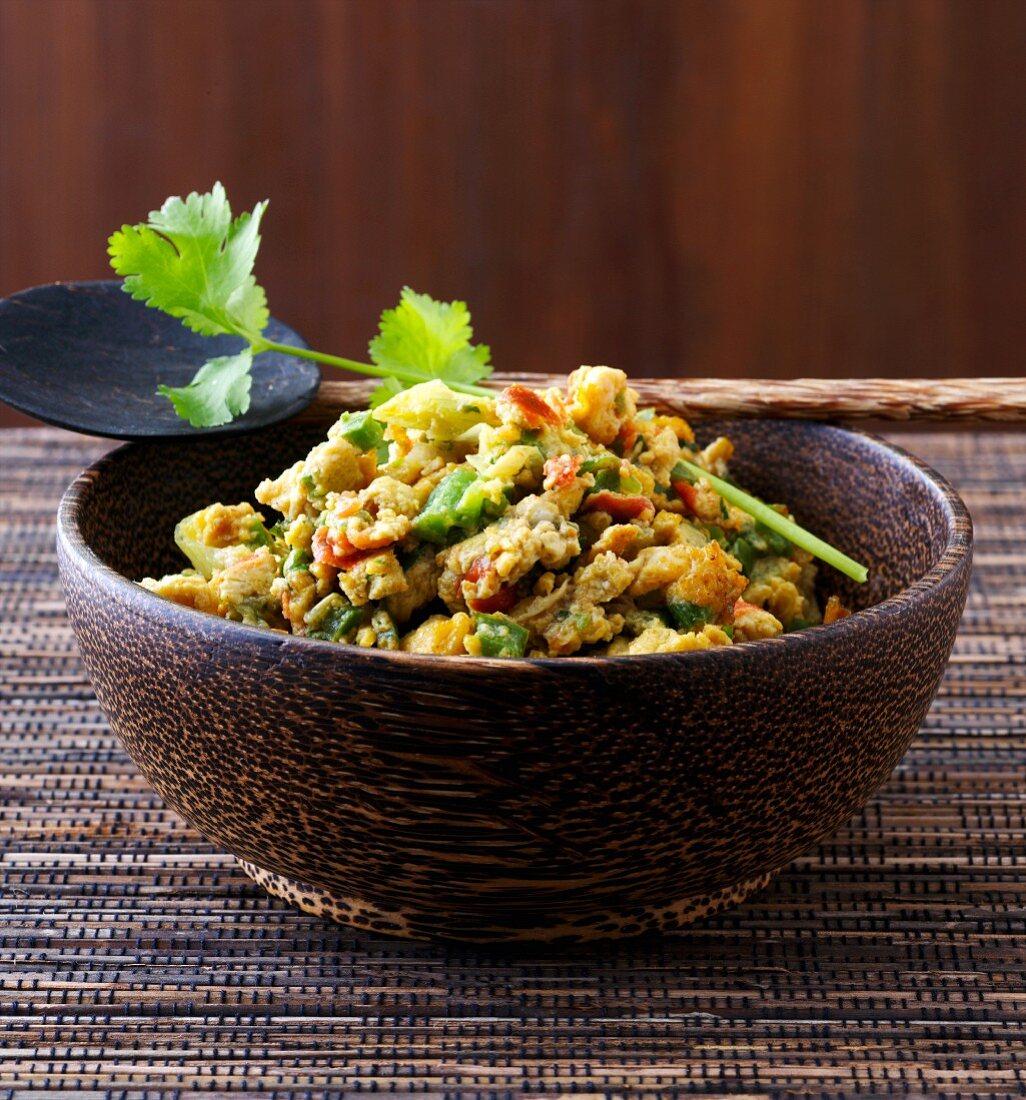 Vegetable scrambled eggs with coriander and a brown bowl (India)