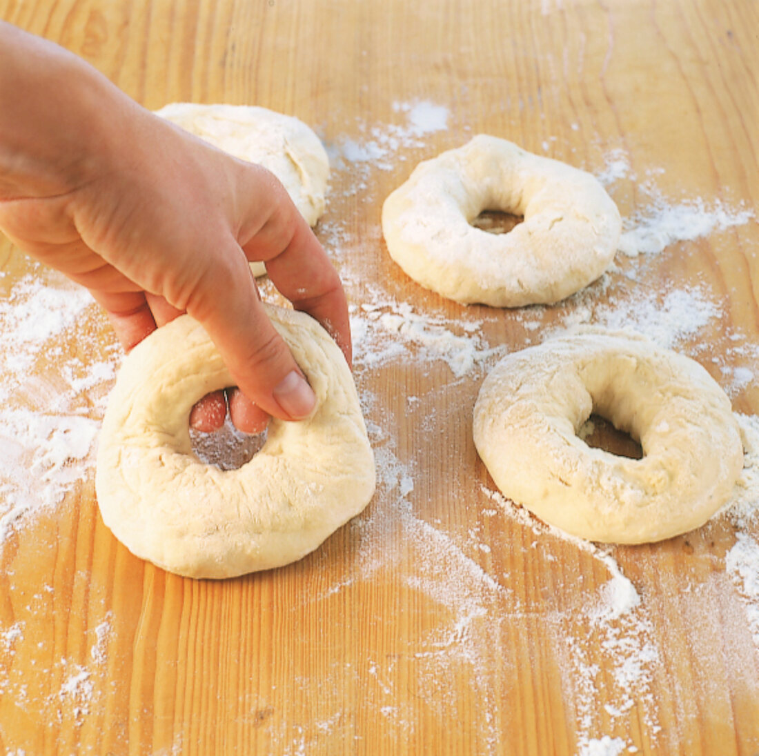 Orientküche, Sesamkringel: Teiglinge zu Ringen formen, Step 2