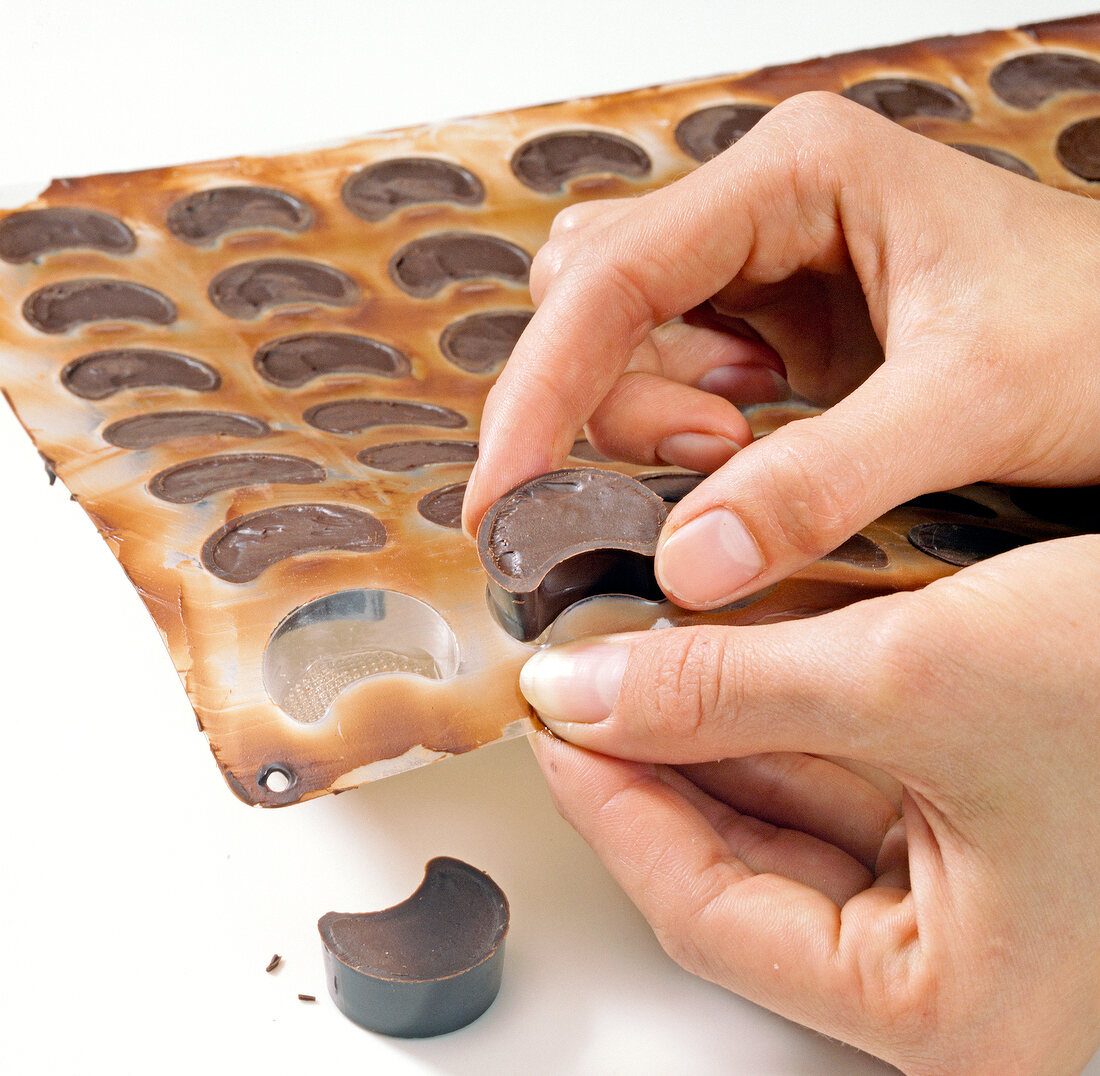 Buch der Schokolade, Mokkamonde Step 4: Pralinen aus Form nehmen