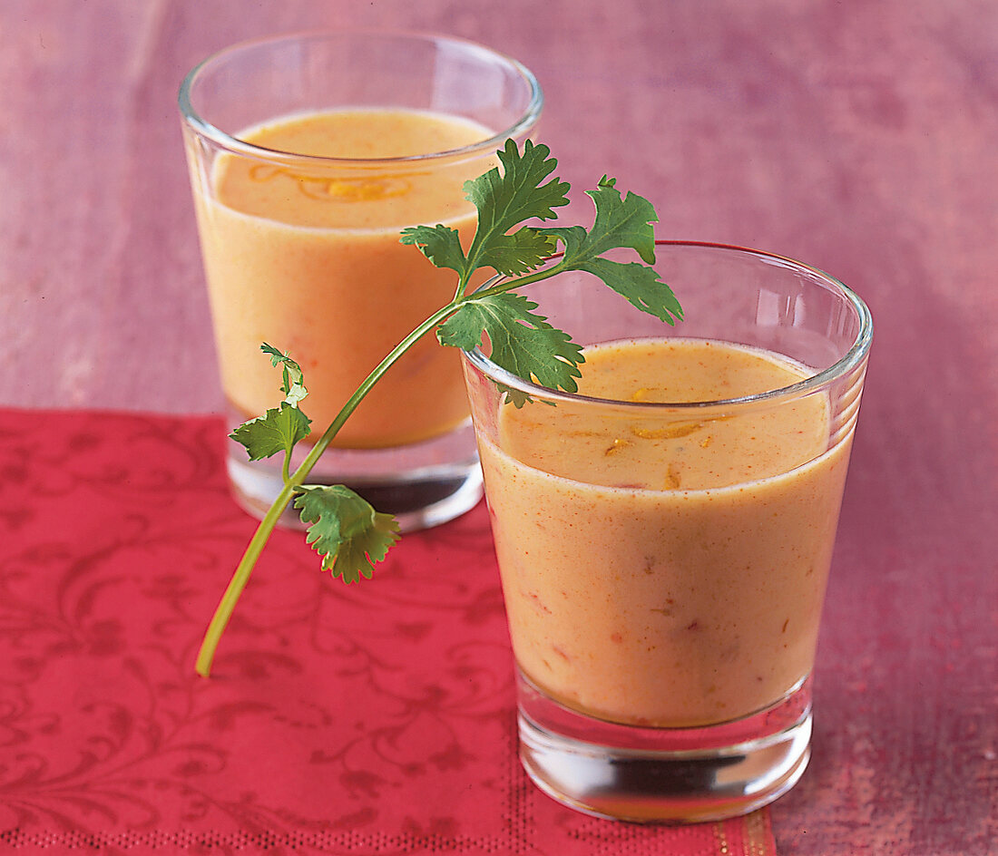 Asia-Häppchen, 2 Gläser KokosTomaten-Suppe mit Koriandergrün