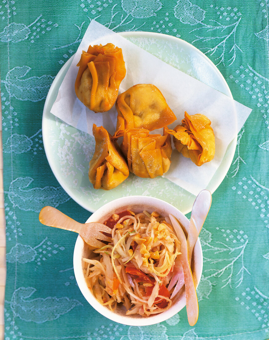 Wok, Frittierte Wantans auf scharfem Krautsalat