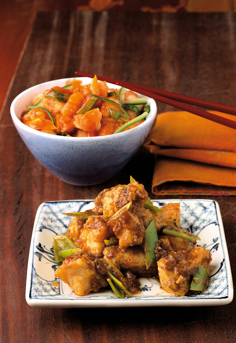 Wok, Garnelen in Tomatensauce, knusprig frittierte Fischstücke