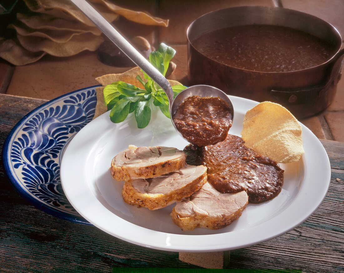 Buch der Schokolade, Hühner- fleisch mit Mole-Sauce, Basilikum