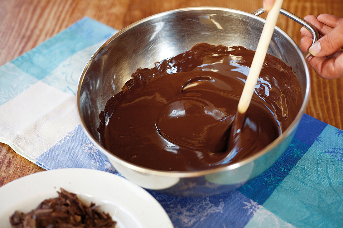 Backen, Schokolade in Rühr- schüssel schmelzen, umrühren