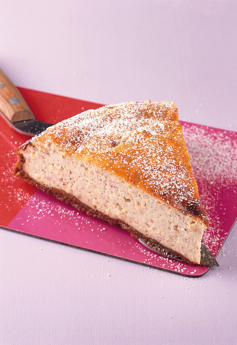 Backen, 1 Stück Mandel-Käsekuchen mit Puderzucker