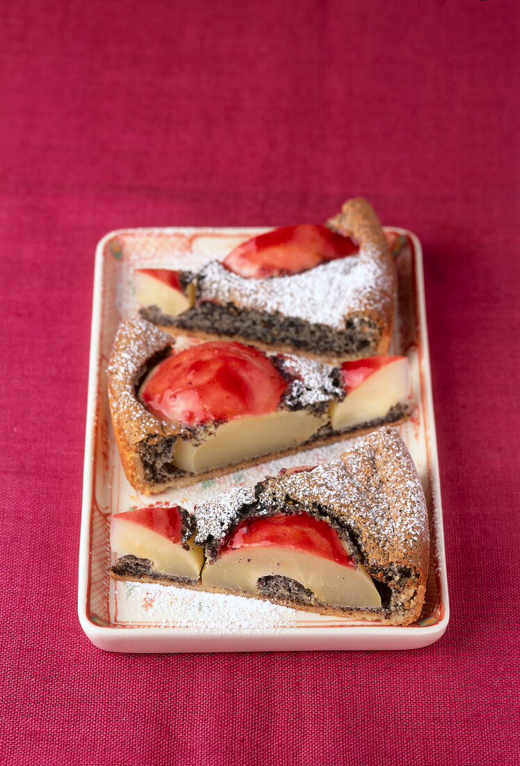 Backen, 3 Stücke roter Birnen- kuchen mit Mohn, Puderzucker