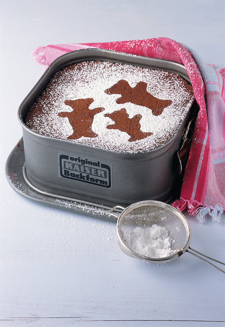 Backen, Browny-Cake in Backform, Teddybären aus Puderzucker