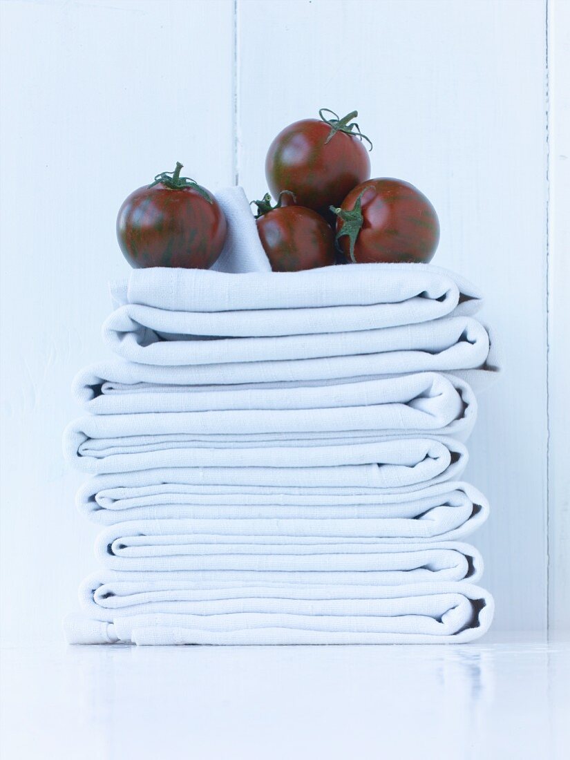 Schwarze Tomaten auf Tüchern