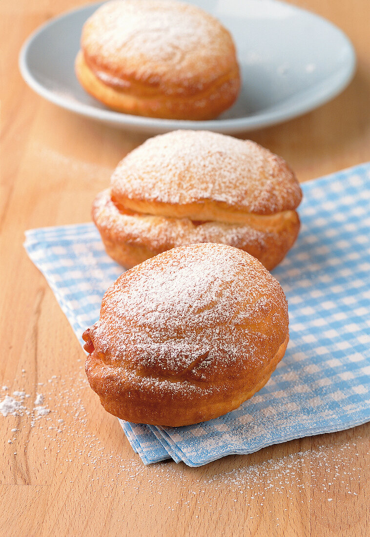 Backen, 3 Krapfen mit Puderzucker, Servietten, kariert, Teller