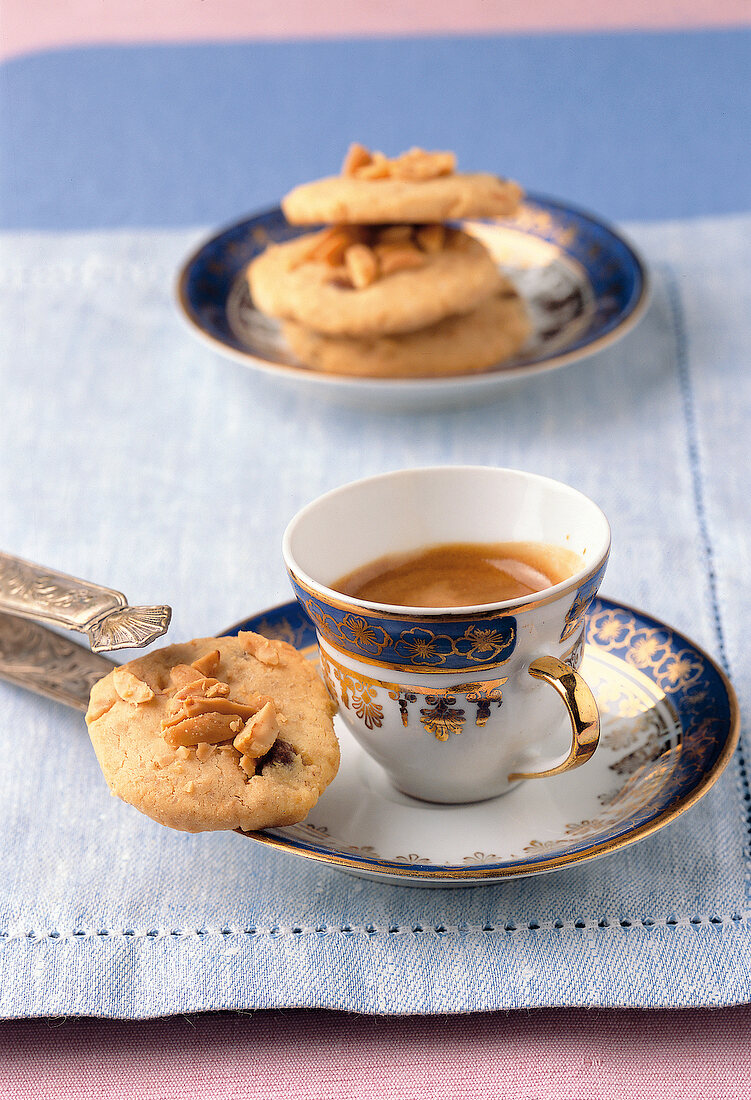 Backen, Erdnusskekse, Kaffeetasse, Gebäckzange