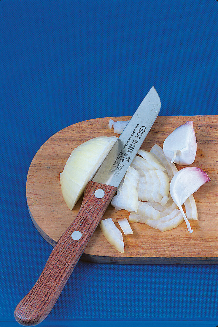 Kochen, Step: Zwiebel schneiden, Knoblauch, Brett, Messer