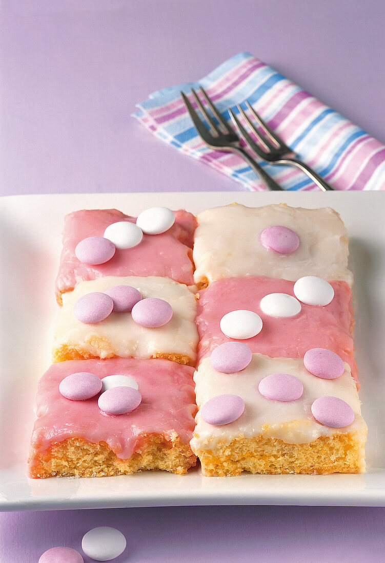 Backen, Rosa u. weißer Schachbrettkuchen mit Schokolinsen