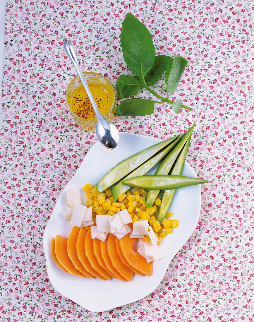 Kochen, Teneriffa-Salat, Mais, Papaya, Avocado, Dressing im Glas