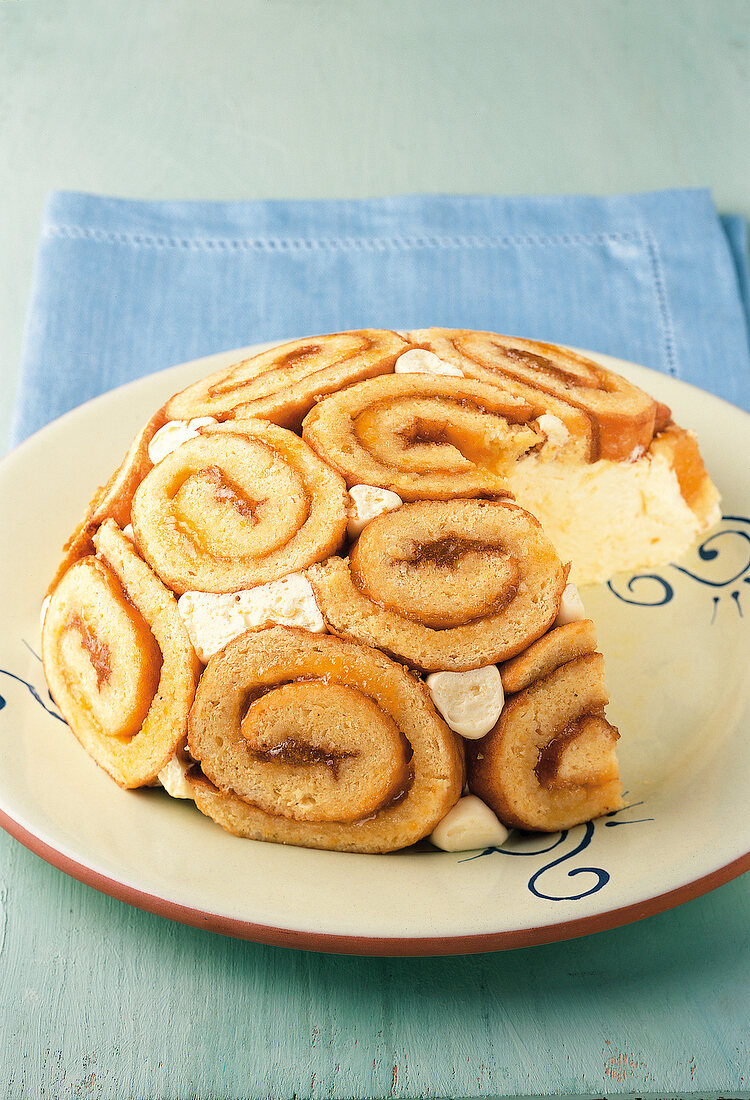 Backen, Biskuit-Charlotte auf Teller, angeschnitten