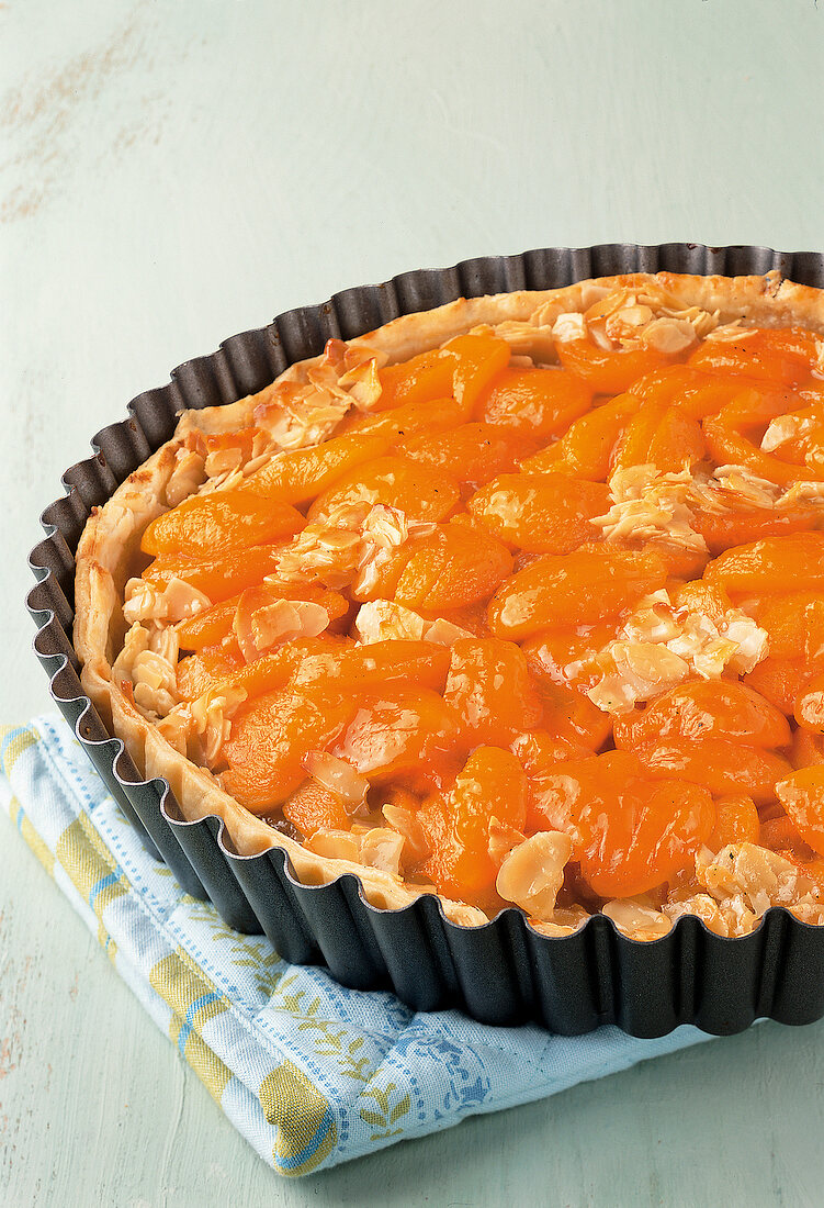 Backen, Mandel-Karamell-Kuchen mit Aprikosen in einer Backform