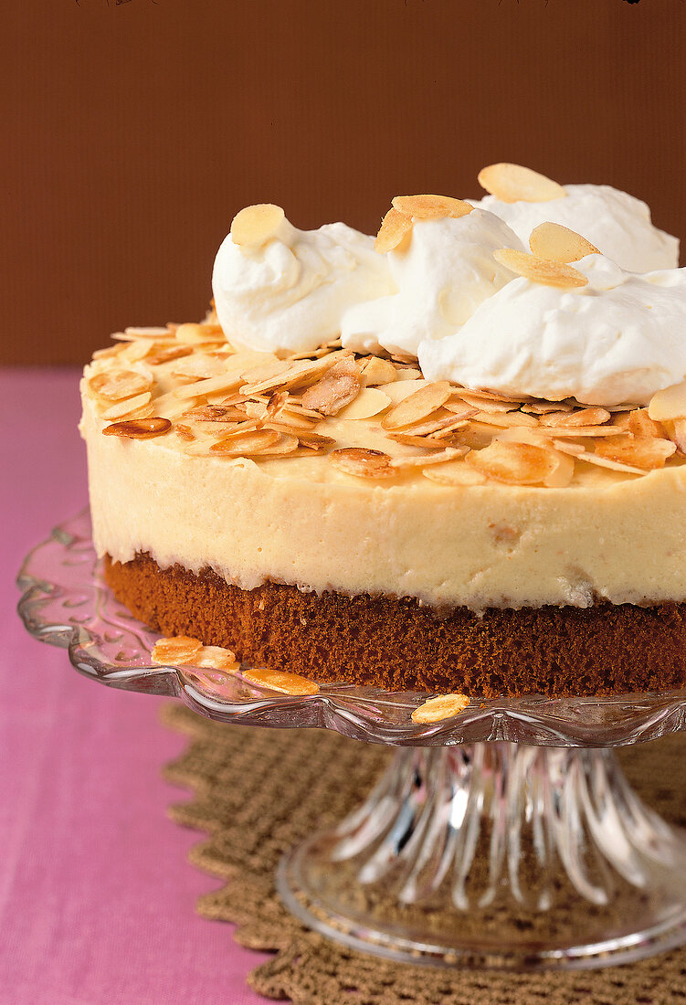 Backen, Apfelcremetorte mit Mandelblättchen, Sahne, Glasteller