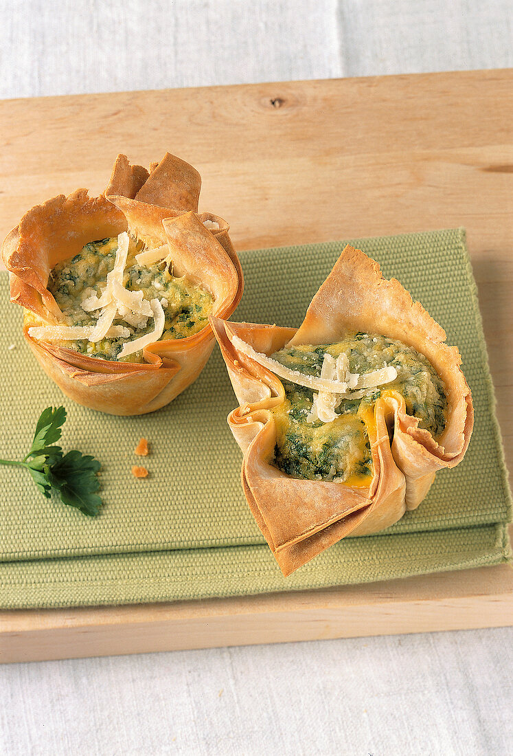 Backen, 2 Strudelkörbchen mit Kräuter-Ei, Parmesan, Petersilie