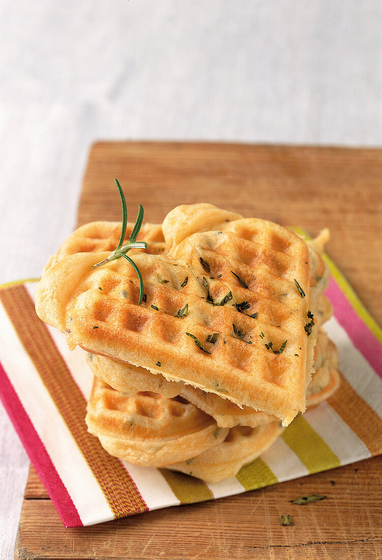 Backen, Kräuterwaffeln in Herzform, Rosmarin, Thymian