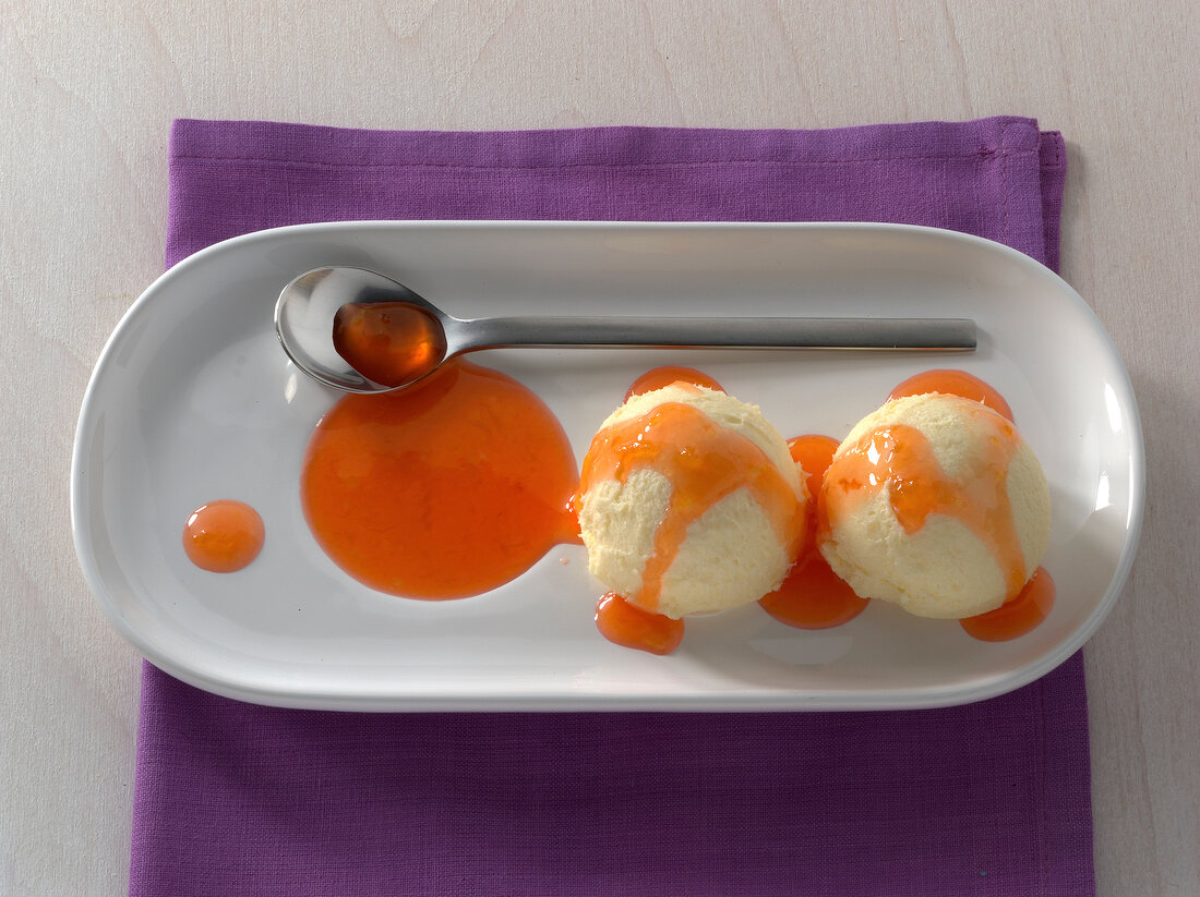 Saucen & Dips, 2 Kugeln Eis m. Campari-Blutorangen-Sauce