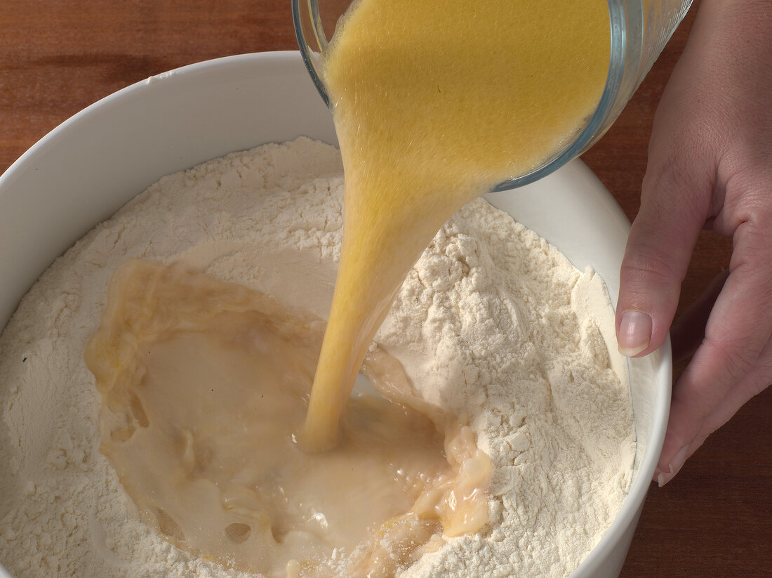 Grillen, Sesambagel: Zutaten in Mehlmulde geben, Step 1