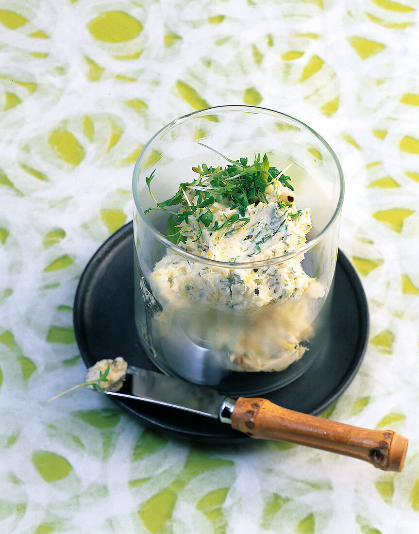 Vegetarisch, Frühlingskräuterbutter im Glas, Messer, Untersetzer