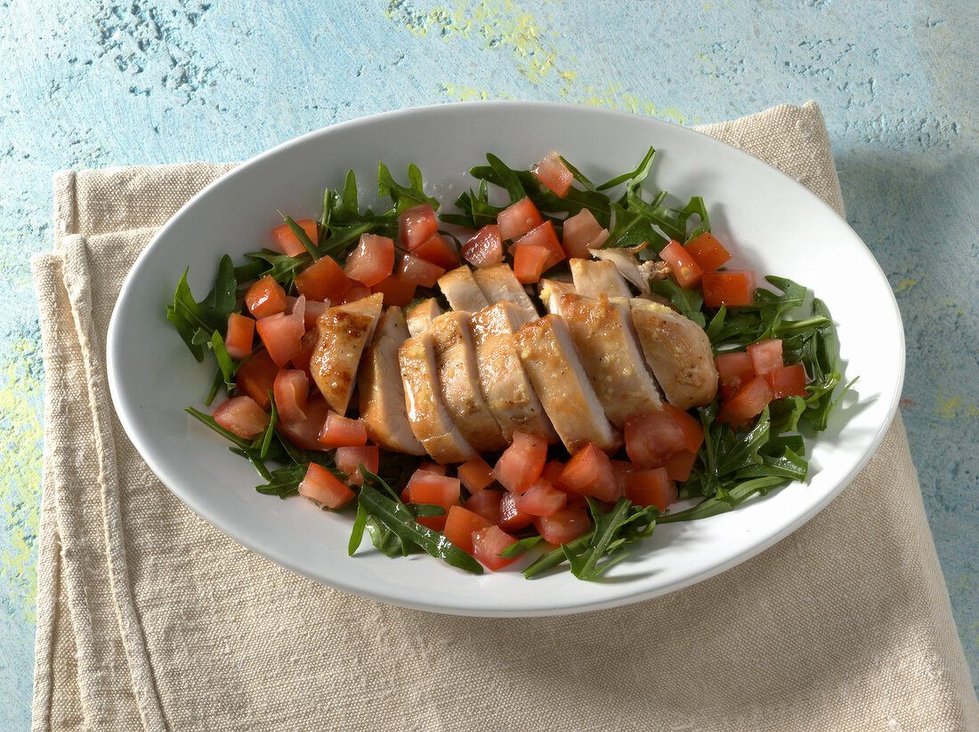 Grillen, Hähnchenbrustfilet auf Rucola mit Tomaten