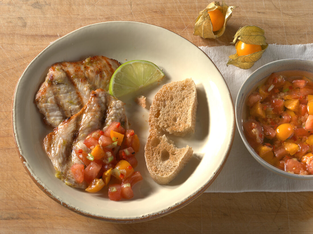 Grillen, Aloe-Limetten-Puten- steaks mit Physalis-Salsa und Brot