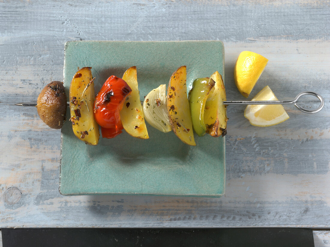 Grillen, Gemüsespieß mit Kar- toffel-Wedges, Paprika