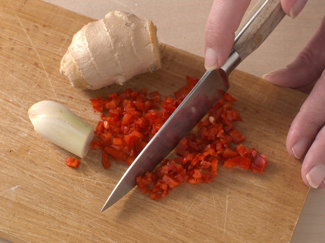 Grillen, Schweinefilet: Chili mit Messer feinhacken, Step 2