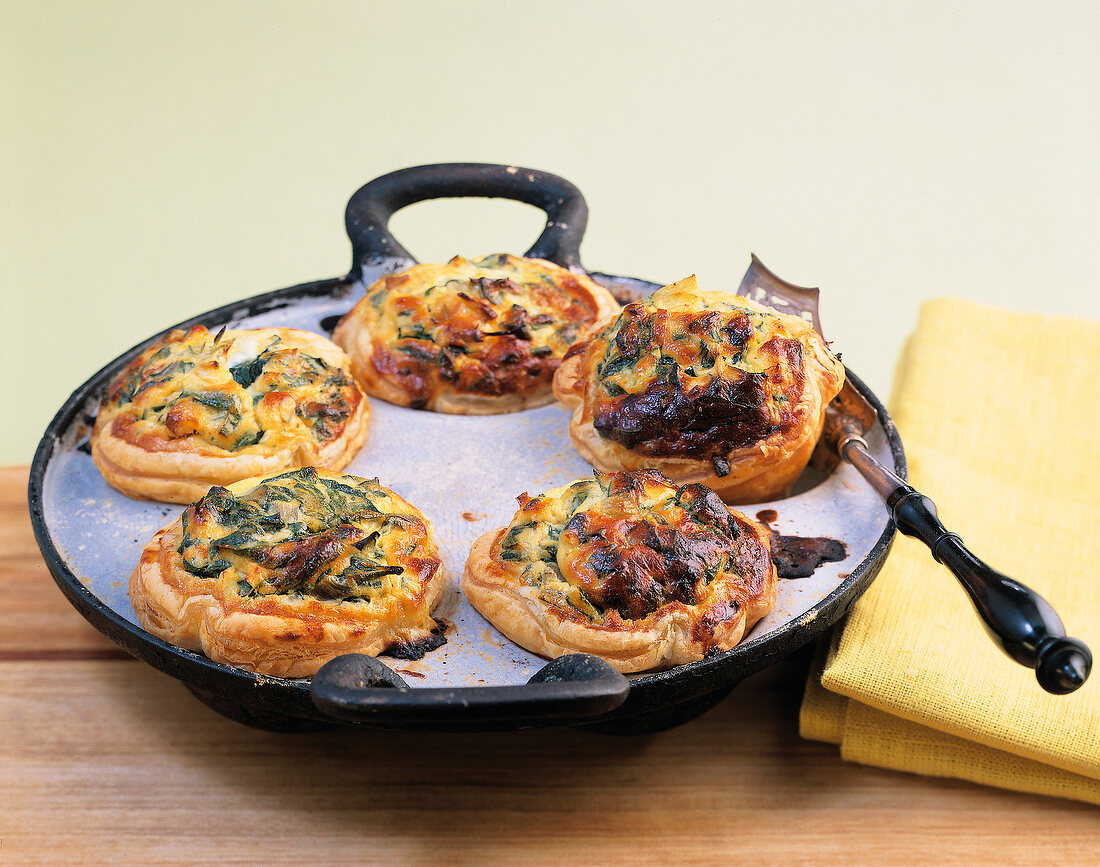 Vegetarisch, Mangold-Ziegenfrischkäse-Tarteletts in Muffinsform