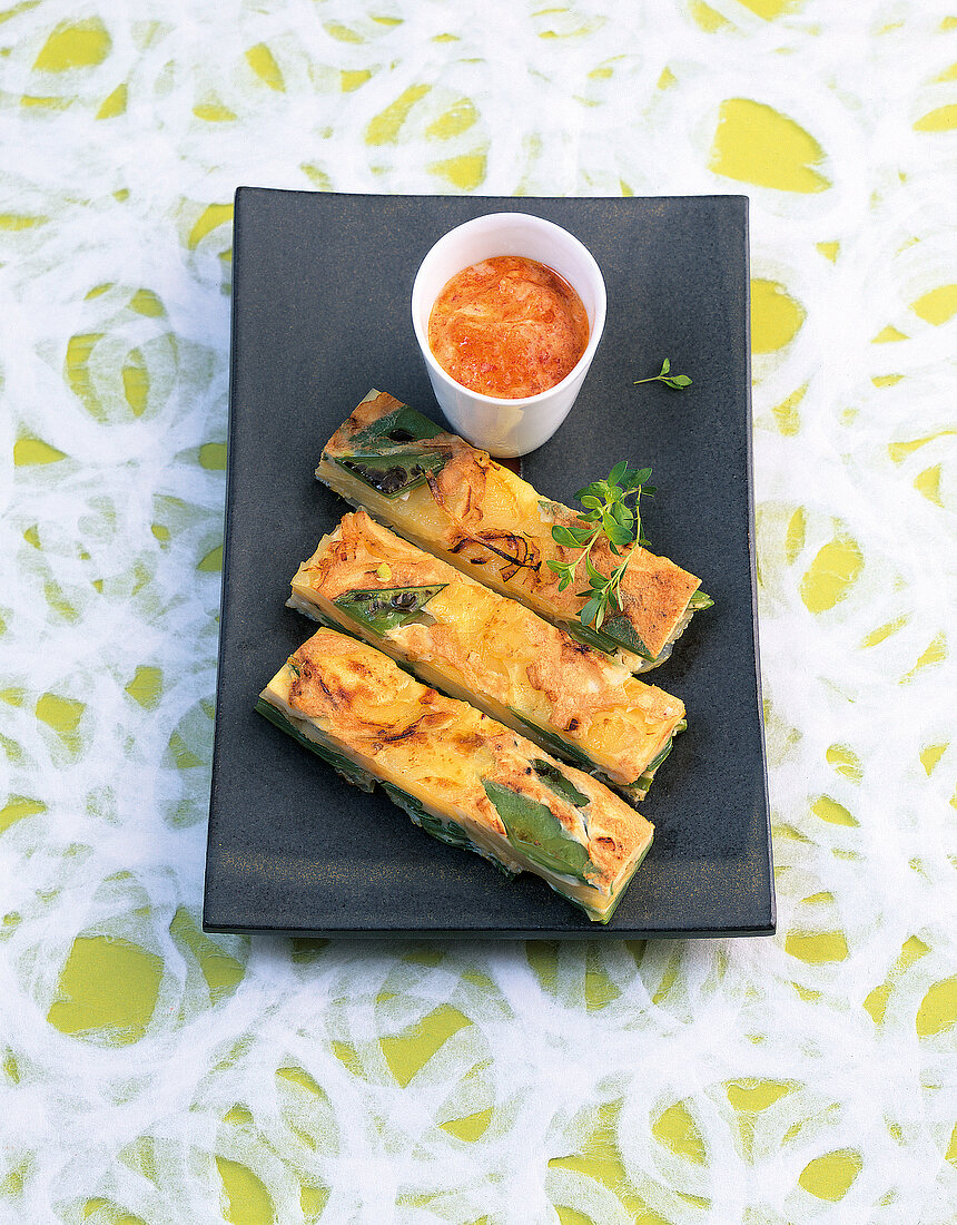 Vegetarisch, Bohnen-Tortilla mit Ajvarrahm, Platte schwarz