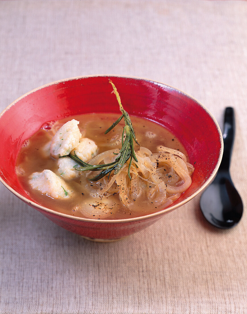 Vegetarisch, Zwiebelsuppe mit Kräuternocken, Rosmarin