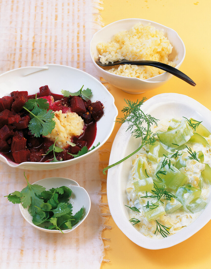 Rote-Bete-Ragout und Schmorgurken mit Kartoffeln