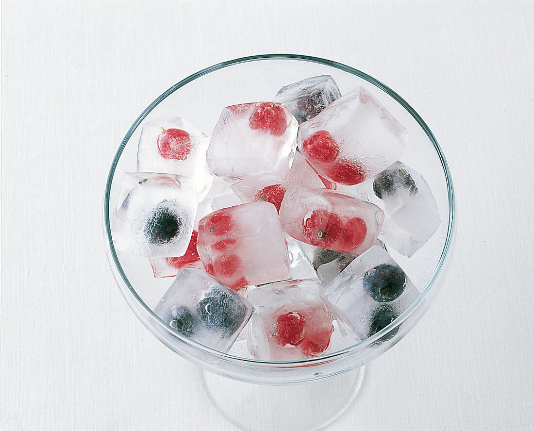 Sommerdrinks, Beeren sind in Eiswürfel eingefroren