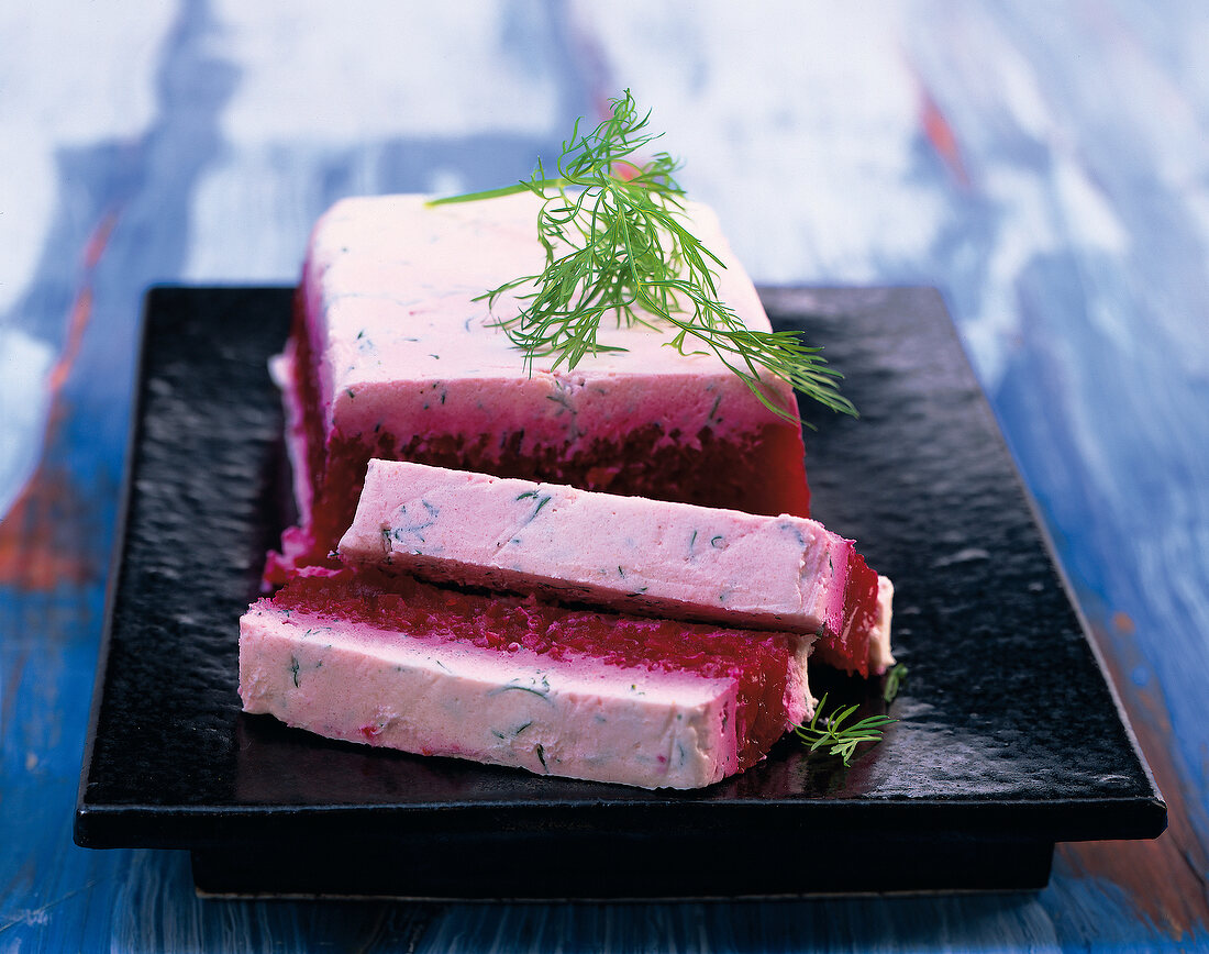 Vegetarisch, rote-Bete-Meerrettichsahne-Terrine, Stücke, Dill