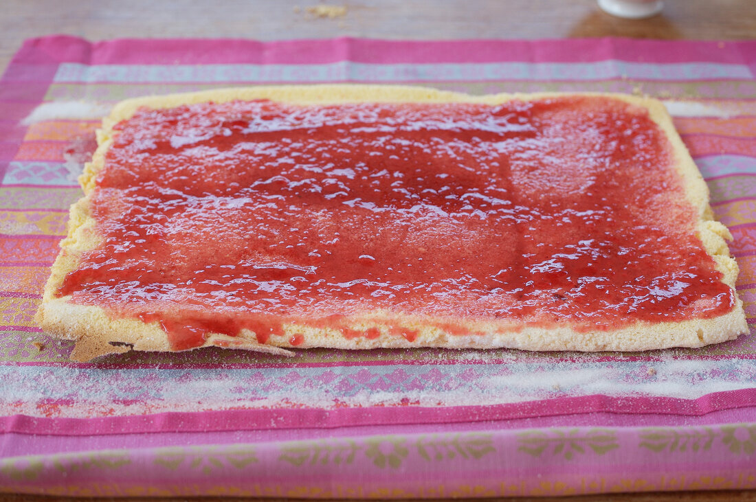 Backen, Biskuitrollen: Teig mit Konfitüre bestrichen, Step 3