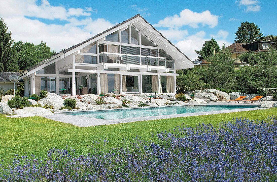 Haus mit gläserner Front, Pool im Garten, Lavendel