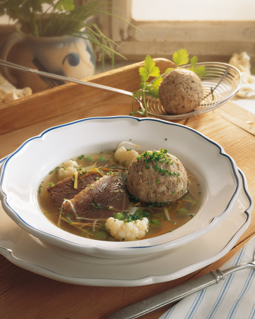 Suppen, Tafelspitzbouillon mit Leberknödeln, Erbsen, Blumenkohl