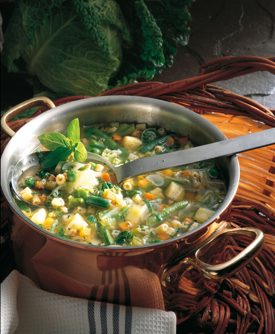 Suppen, Minestrone: Gemüsesupp e im Kupfertopf, Hülsenfrüchte, Kohl