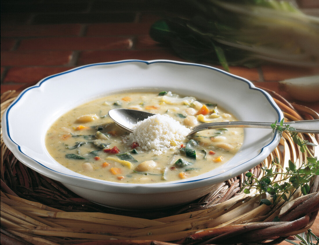 Suppen, Teller weiße-Bohnensup pe mit Parmesan, Schinken, Thymian