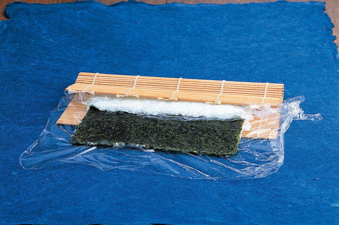 Vegetarisch, Sushi Step 1: Nori-Platte mit Reis auf Bambusmatte