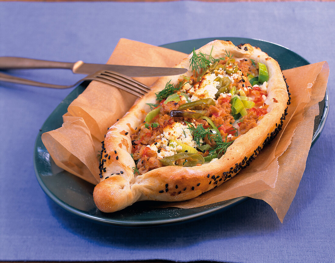 Vegetarisch, Soja-Pide mit Lauch und Feta, Backpapier, Besteck