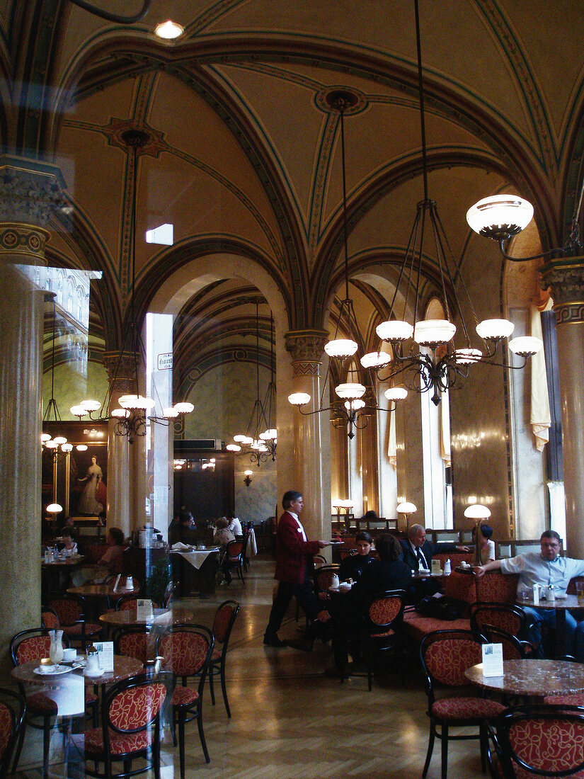Blick ins Café Central im Palais Fer stel in Wien, Stühle, rot, Kellner